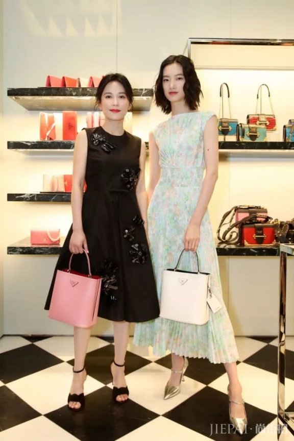 躲过时光的俞飞鸿,却没躲过这两只Prada!什么包入她的眼?
