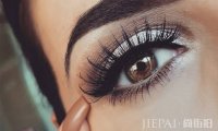 皮肤偏黑适合什么眼影 比起显白更要气场