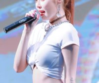 金泫雅当她把上衣打结显现出这个部位，让男生都汗颜