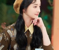 周洁琼扎长发留双马尾辫发型,搭配贝雷帽温柔又可爱