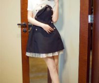 夏天T恤该翻出来穿了,搭短裙更显自然美