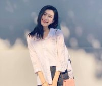 江疏影穿连体裤接地气,但怎么看都是白富美