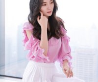 杨幂现身粉嫩娇俏 少女感十足