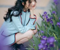 杨幂穿短裙拍大片,蹲下那刻“波棱盖”也太撩人了