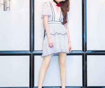 一字带高跟凉鞋款款而来,轻松成为你鞋柜新宠,太优雅了