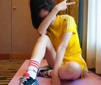 杨幂这双袜子穿上显白像加了一层滤镜