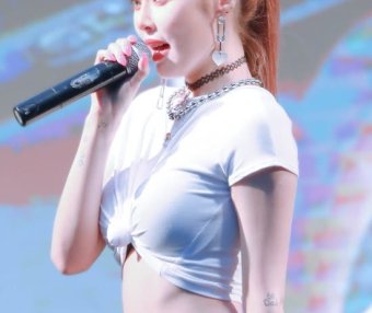 金泫雅当她把上衣打结显现出这个部位，让男生都汗颜