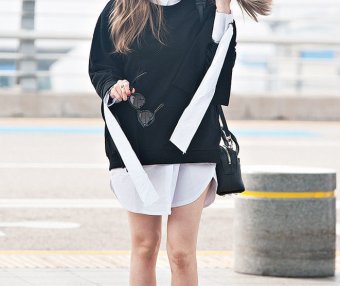 金泫雅机场造型气场全开，穿长款衬衫配高跟鞋秀长腿美出新高度