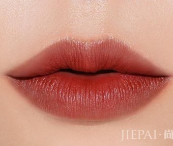 皮肤比较黄涂什么口红 显白还提气质