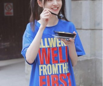 郑爽双马尾配蓝色T恤少女感十足