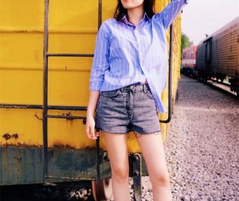 纯色衬衫太常见,试试条纹衬衫,让你展现清新灵动气质