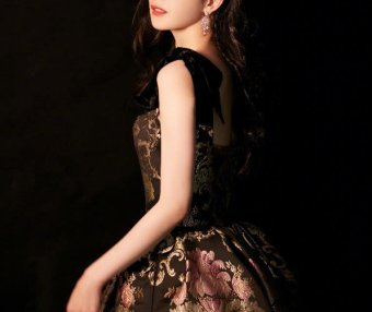 杨幂穿宫廷风长裙秀“蚂蚁腰”,侧面也太好看了