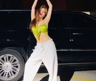 金泫雅上衣仅靠一个蝴蝶结固定，穿衣好大胆