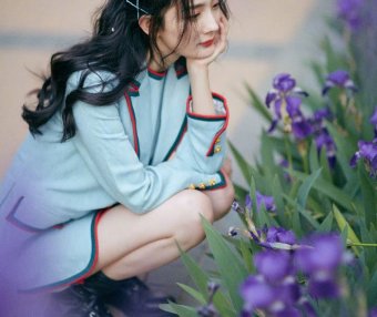 杨幂穿短裙拍大片,蹲下那刻“波棱盖”也太撩人了