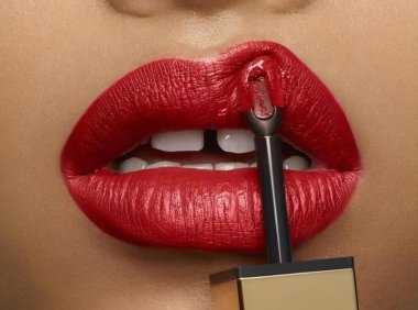 GUCCI重拾彩妆,画风诡异为博眼球?大牌为何爱用牙缝模特?