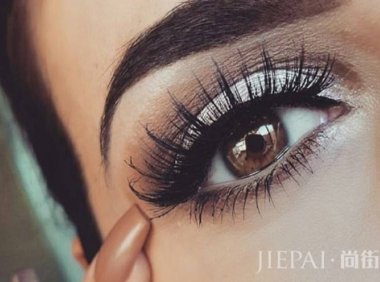 皮肤偏黑适合什么眼影 比起显白更要气场