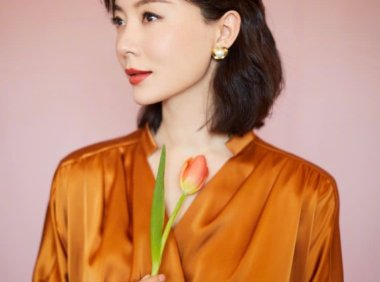 陈数换新发型！卷发波波头气质十足