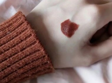 脏橘色适合黄皮吗 它是最不挑人的