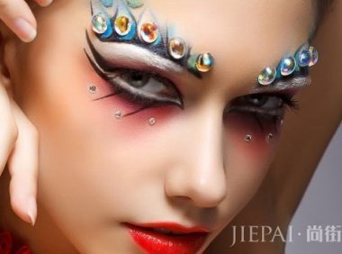 先贴双眼皮还是先画眼影 自然大方的眼妆