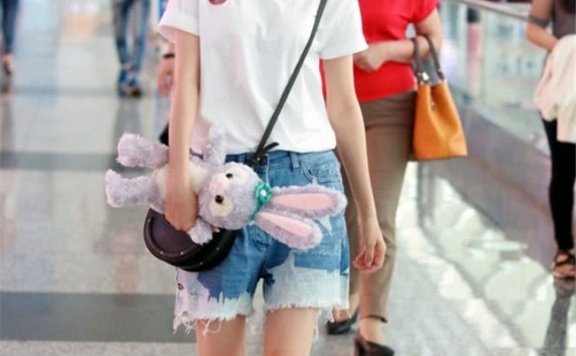 夏季太闷热？穿白色T恤搭配短裤，让你清爽一夏