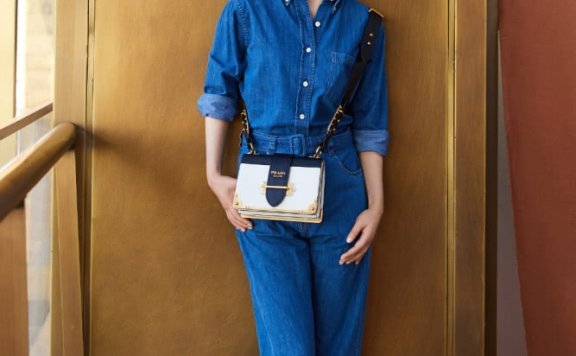 俞飞鸿扎发搭配牛仔套装,秒变20岁小姑娘