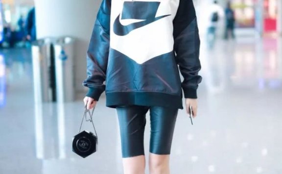 杨幂和乔欣都翻牌的这种裤子，细长腿才好穿！