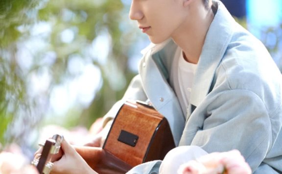 王源穿蓝色上衣配白色休闲裤清新帅气,皮肤真好