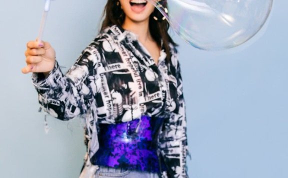 蔡依林牛仔裤上套圆柱裙,瞬间显高10cm