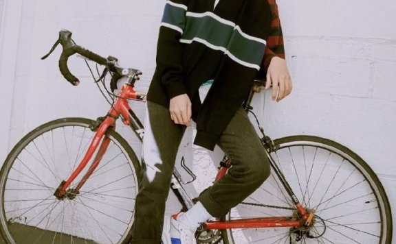 被王源推上热搜的易烊千玺,穿6分裤“锁”4分袜子拍照,很显高