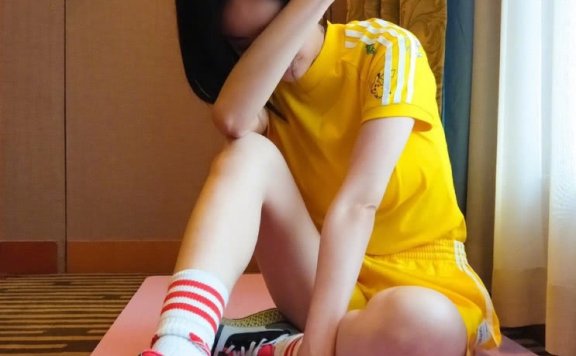 杨幂这双袜子穿上显白像加了一层滤镜