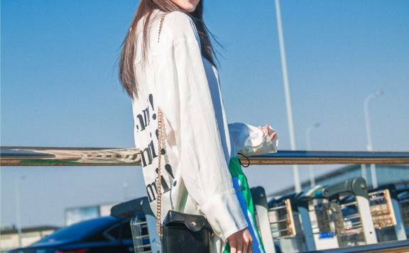 张雯最新机场随拍 带来清新休闲风尚