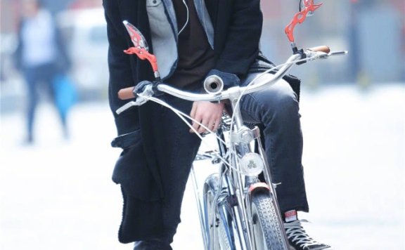 刘昊然留长发绑低马尾走日系风,越来越帅