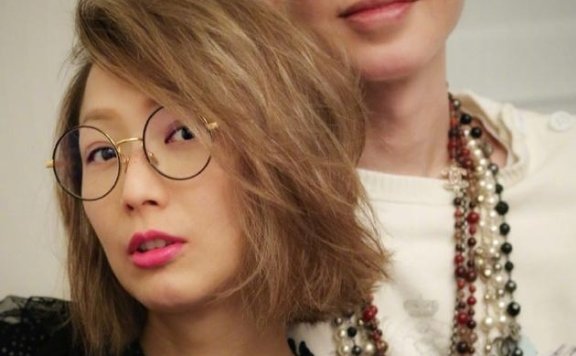 郑秀文和友人合影难掩笑意 红唇配短发气场十足