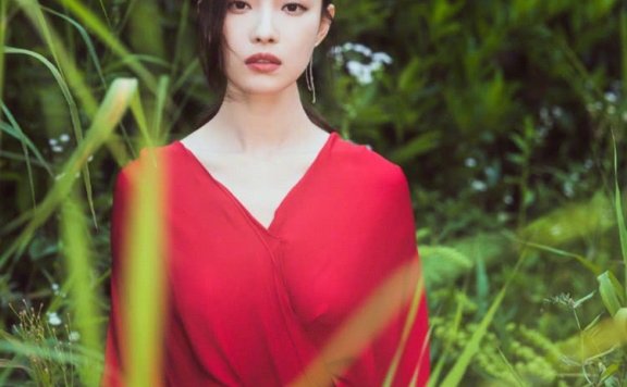 迪丽热巴和倪妮同穿红色网纱裙,一对比就知道气质和身材那个更重要