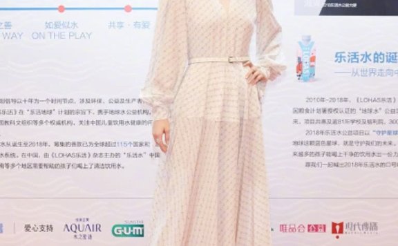 海清穿“云朵裙”+高跟鞋现身,甜美如少女