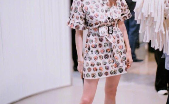 以为高跟鞋很显高了，看到程晓玥“一字系鞋”，王子文真该学一学