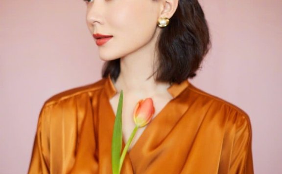 陈数换新发型！卷发波波头气质十足