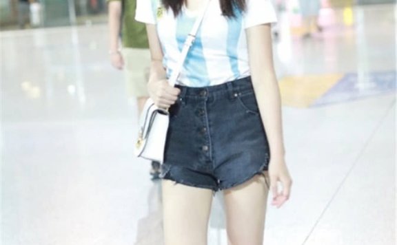 2019初夏,短裤搭配帆布鞋带来别样清爽感
