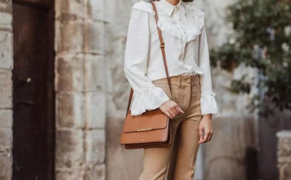 想做个都市丽人?穿一条喇叭裤吧!展现你的时尚搭配