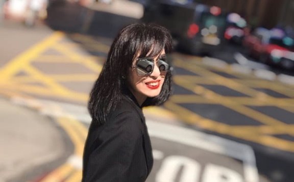 米雪秀新私服,一套休闲职业装搭小白鞋气质超好