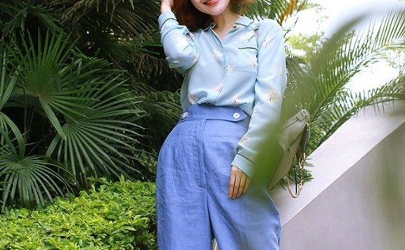 薛佳凝新造型衬衫配阔腿裤气质高级，美的太高级