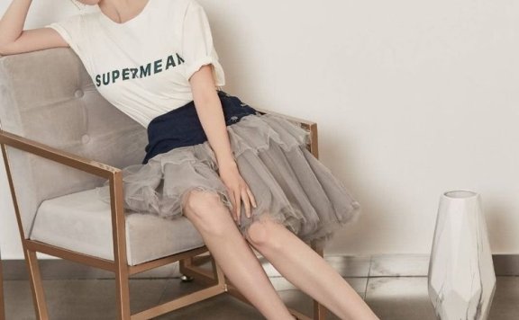 陈小纭身材太好了吧？坐在沙发上踮起脚尖，被“少女腿”美到