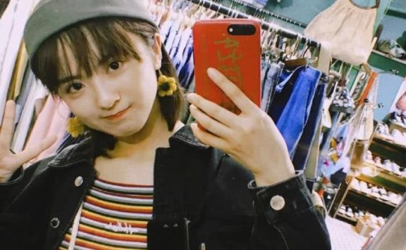 厉嘉琪“初恋脸”真美,穿牛仔衣配小红裙,戴花朵耳环更显嫩