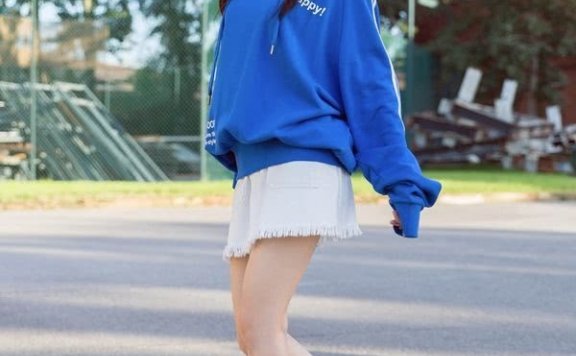 李小璐穿卫衣配短裙清爽打扮出街，时尚又优雅