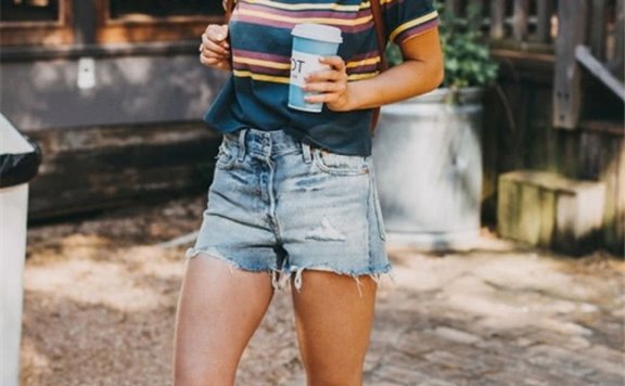 夏天T恤配合短裤，上演一出“降温好戏”