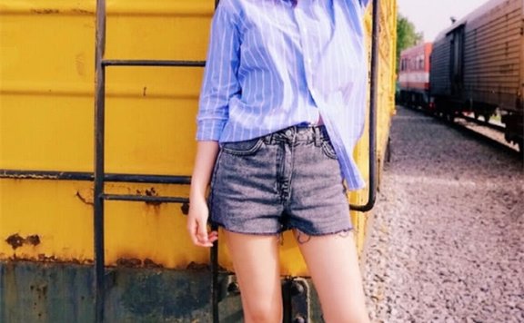 纯色衬衫太常见，试试条纹衬衫，让你展现清新灵动气质