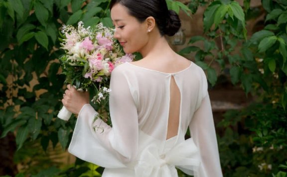 陈法拉巴黎完婚后首次露面,一袭白裙美回18岁