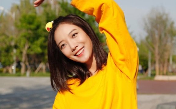 王珞丹穿黄色卫衣活力四射,戴“小黄鸭”更嫩了
