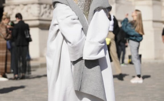 施予斐因蹭红毯上热搜,穿竖条纹套装配干练短发造型美的出众