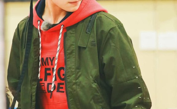 王俊凯穿“红配绿”依旧清新，TFBOYS们都爱这样穿